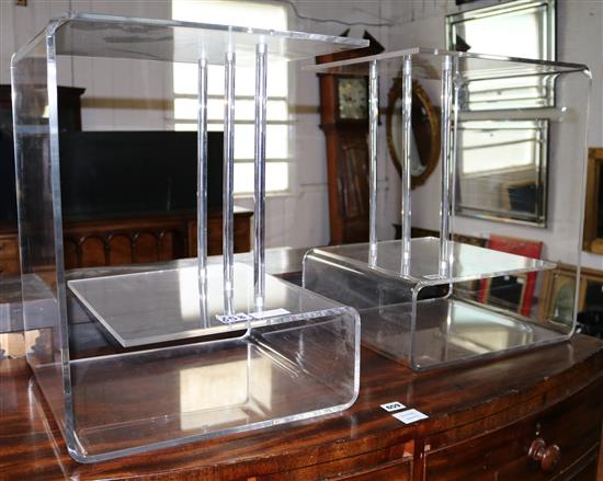 2 plastic side tables